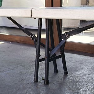 Banco Plegable Tipo Valija - Estructura de Alta Resistencia Banco corrido multiuso plegable a la mitad. Cuenta con una superficie de polietileno de alta densidad (HDPE) resistente a la intemperie y protección UV, ideal tanto para interiores como para exteriores. Medidas aproximadas: 183 cm de largo × 29,50 cm de ancho × 43,50 cm de alto – Con Detalle con Pequeña roptura - imagen 5