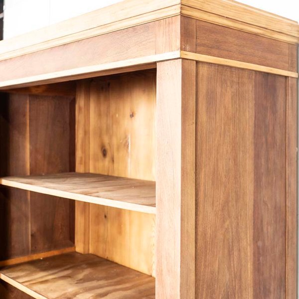 Librería en nogal, SIN lustre. Clavitos a la vista. - imagen 3