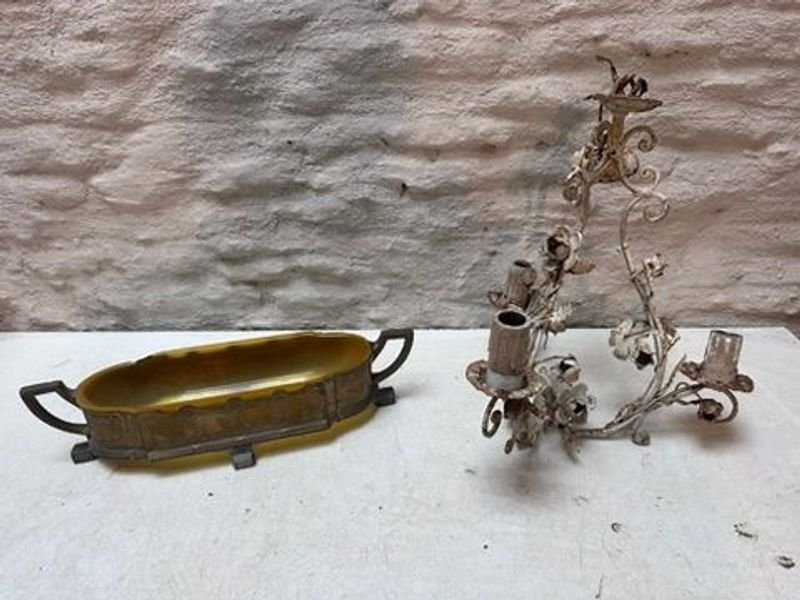 Antiguo Lavatorio de Bronce y Araña Floral de Hierro