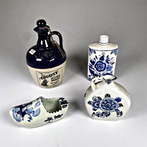 Lote de 4 piezas de cerámica estilo Delft: zapato, jarrita, perfumero y porrón de whisky - imagen 2