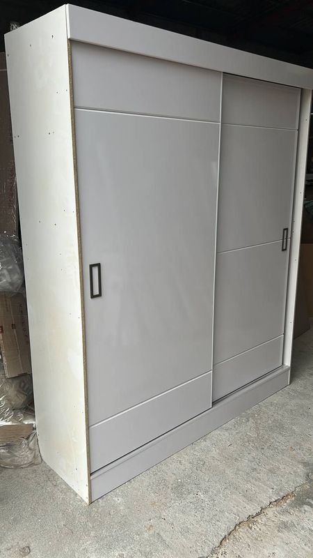 Gabinete blanco de dos puertas con estanterías y liquidación comercial - imagen 4