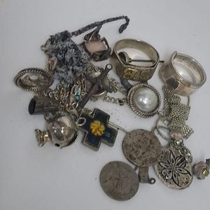 Lote de Joyas Variadas: Anillos, Dijes y Cadenas - imagen 3
