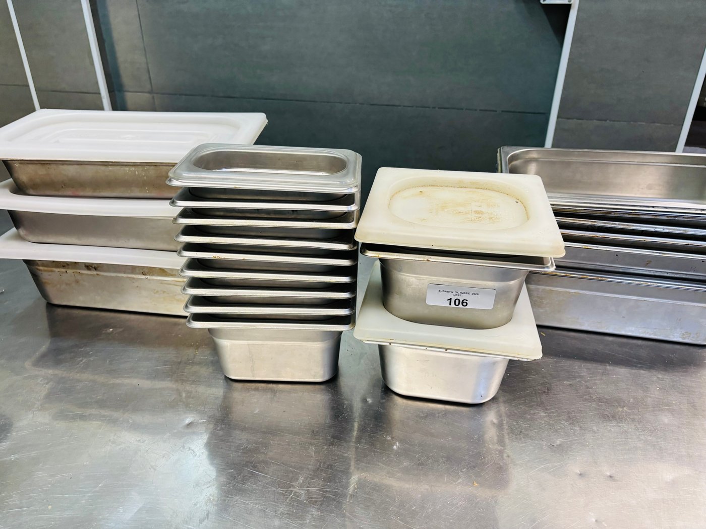 Lote de 22 Cubas Gastronómicas de Acero Inoxidable con Tapas
