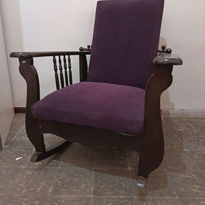 Sillón Mecedor de Madera con Tapizado Morado - imagen 5