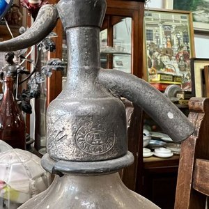 Par de Sifones Antiguos de Vidrio Grabado con Cabezales Metálicos - imagen 6