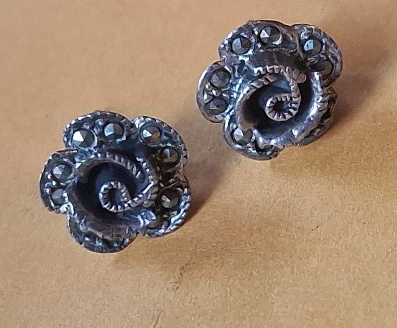 Lote anterior: Parejas de pendientes de plata con diseño intrincado