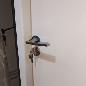 Puerta Interior Blanca Desarmada con Marco, Cerradura y Accesorios - imagen 4