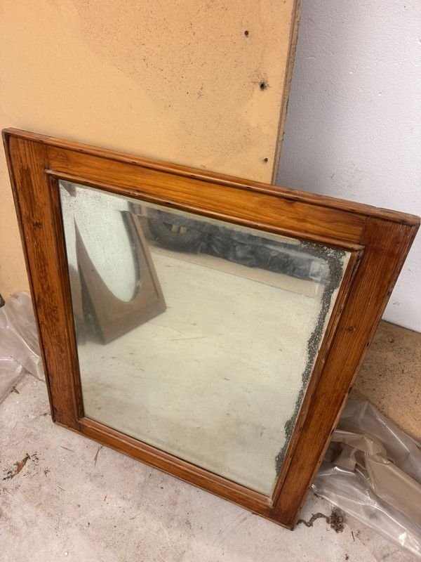 Espejo en marco de madera con vidrio transparente - imagen 1