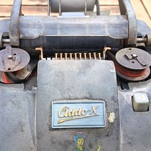 Antigua Máquina calculadora  A.B. Addo Malmö fabricada en Suecia - con Placa de Identificación Modelo 40E y Numero de Serie - Sin Probar  Falta Cable Original de Conexión Electrica - imagen 3