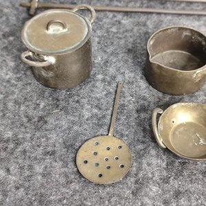 Ganchera con Utensilios de Cocina en Miniatura de Bronce - imagen 2