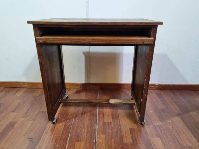 Escritorio para Computadora con Bandeja Deslizable y Ruedas