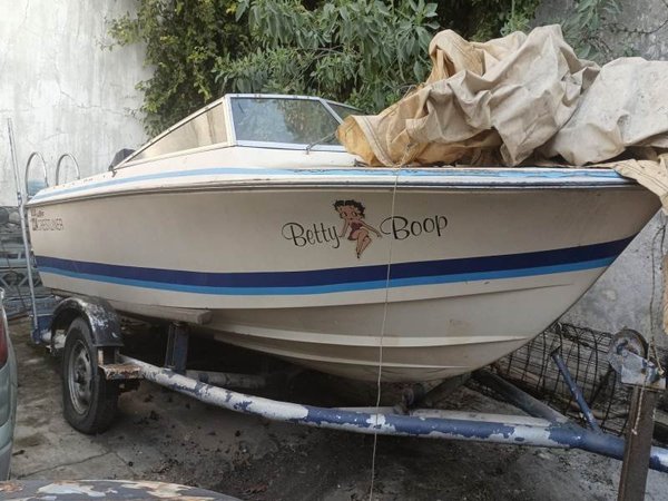Lancha "Betty Boop" con tráiler