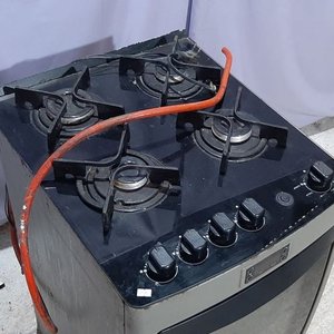 Cocina a Gas Punktal Negra 4 Hornallas con Horno - imagen 2