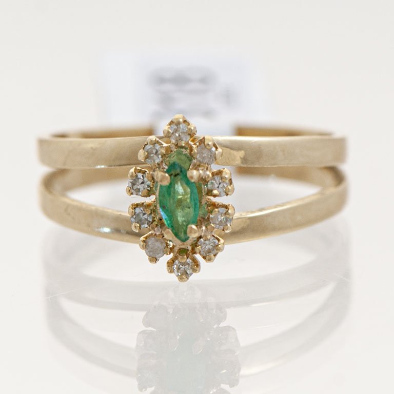 Lote siguiente: Anillo de oro con esmeralda y brillantes
