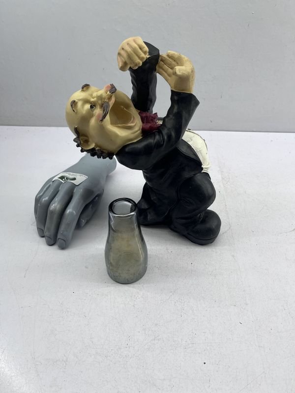 Figura Decorativa de Camarero Cómico con Vaso