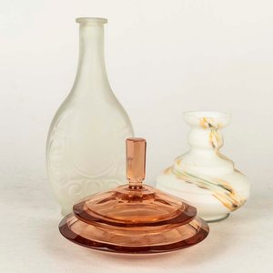 Lote anterior: Lote de 3 piezas de vidrio y cristal de colores: botellón, florerito y bombonera