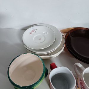 Lote de Vajilla Variada: Tazas, Platos y Jarra - imagen 9