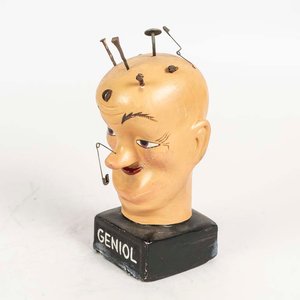 Lote siguiente: Busto "Geniol" de Yeso con Clavos y Pinza