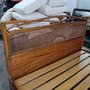 Cama de 2 Plazas en Madera Tallada con Respaldo y Piecera Estilizada - imagen 7