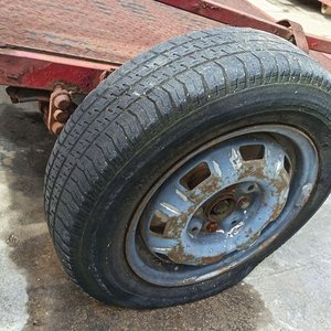 Tráiler Remolque de Un Eje con Rampa de un solo eje de estructura robusta fabricado en acero, ideal para el traslado de vehículos ligeros, maquinaria pequeña, motocicletas o cuatriciclos. Cuenta con una plataforma de carga de chapa antideslizante y rampas traseras abatibles - Con Documentación - imagen 5