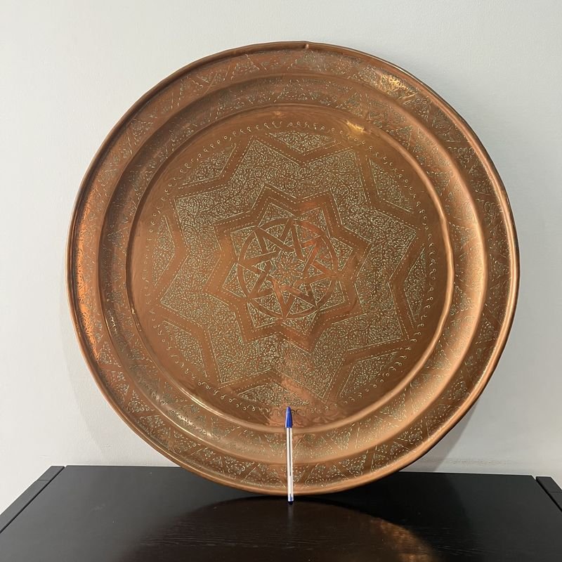 Plato de cobre antiguo con diseño repujado - imagen 2