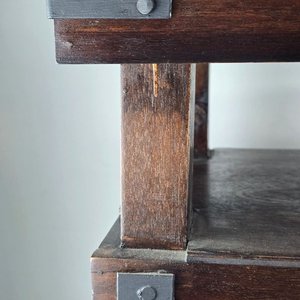Mesa Auxiliar Rodante de Madera Oscura con Detalles en Hierro - imagen 3