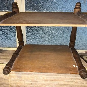 Lote siguiente: Repisa Rústica de Madera con Dos Estantes
