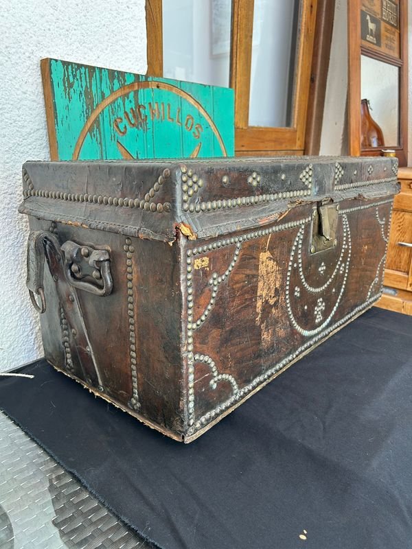 Lote anterior: Antiguo baúl de cuero en excelente estado