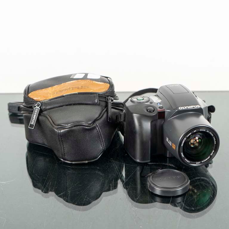 Lote siguiente: Cámara 35mm Olympus con funda - Equipamiento de Fotografía