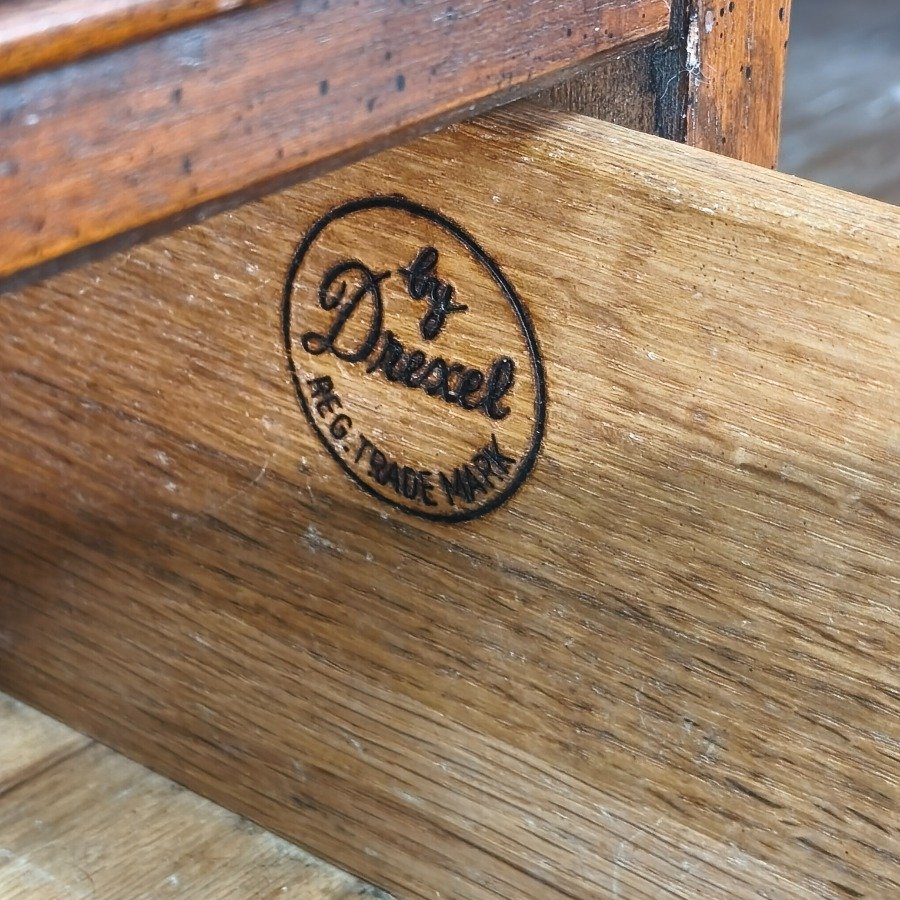Muebles de Madera con Puertas de Vidrio y Estructura de Madera - imagen 17