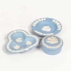 Lote siguiente: 3 Piezas de Loza Wedgwood Celeste con Relieve Blanco