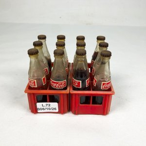 Lote siguiente: Lote de 2 Cajones Plásticos con Botellitas Coca-Cola de Adorno Antiguas