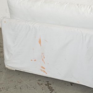Sofá de Tres Cuerpos Blanco con Funda y Almohadones - Detalles de Uso - imagen 3
