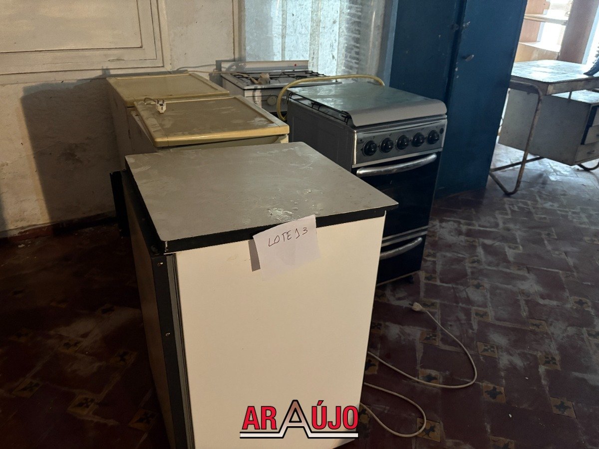 Lote de 2 Cocinas y 3 Frigobares para Restaurar