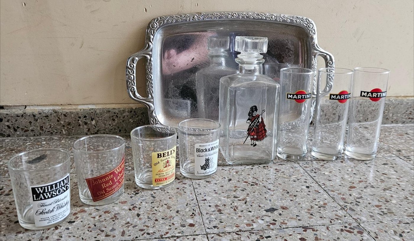 Set de Cristalería para Whisky y Martini con Botellón y Bandeja Metálica