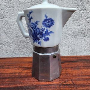 Lote siguiente: Cafetera Italiana Grande de Loza Blanca con Flores Azules