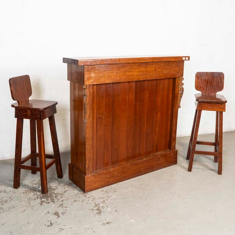 Barra Rústica de Madera Dura con Dos Sillas Altas