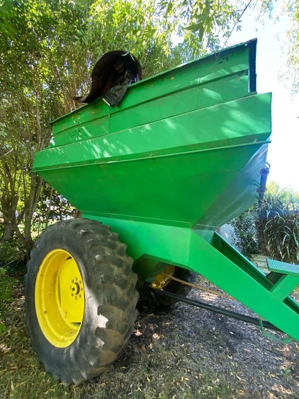 Tractor verde en buen estado - imagen 1