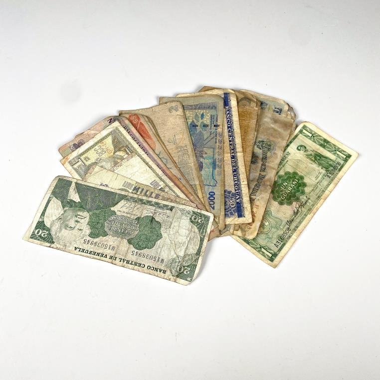 Lote de Billetes Antiguos de Uruguay y Paraguay