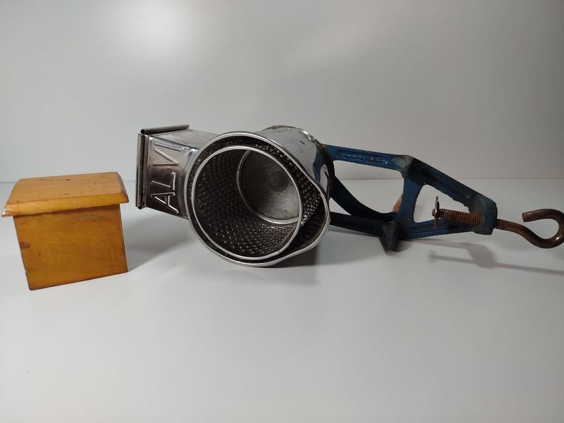 Lote siguiente: Rayador de queso o pan en hierro y acero con tapa de madera