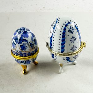 Lote siguiente: Dos cofres en porcelana forma huevo 8 y 10 cm