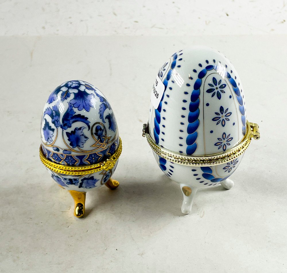 Dos Cofres Decorativos de Porcelana con Diseño Floral Azul y Dorado