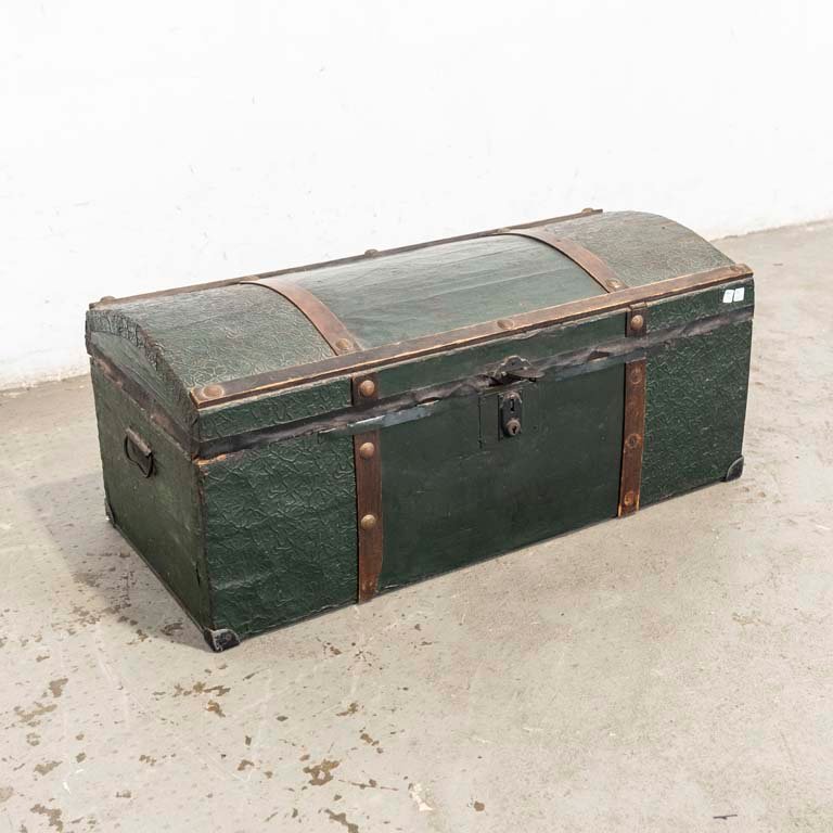 Lote anterior: Baúl antiguo de chapa y madera para decorar
