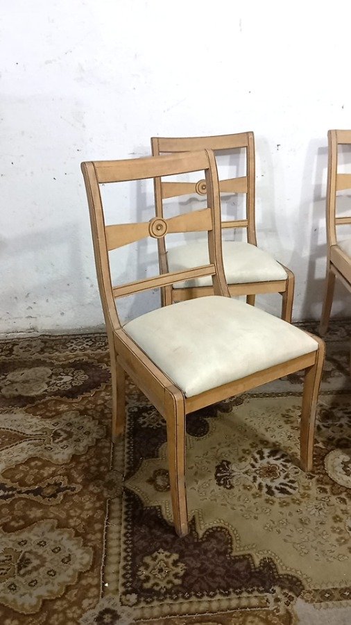 Sillas de comedor de madera clara con acabados decorativos - imagen 3