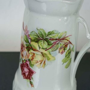 Jarra de Porcelana Blanca con Flores Decorativas - imagen 2