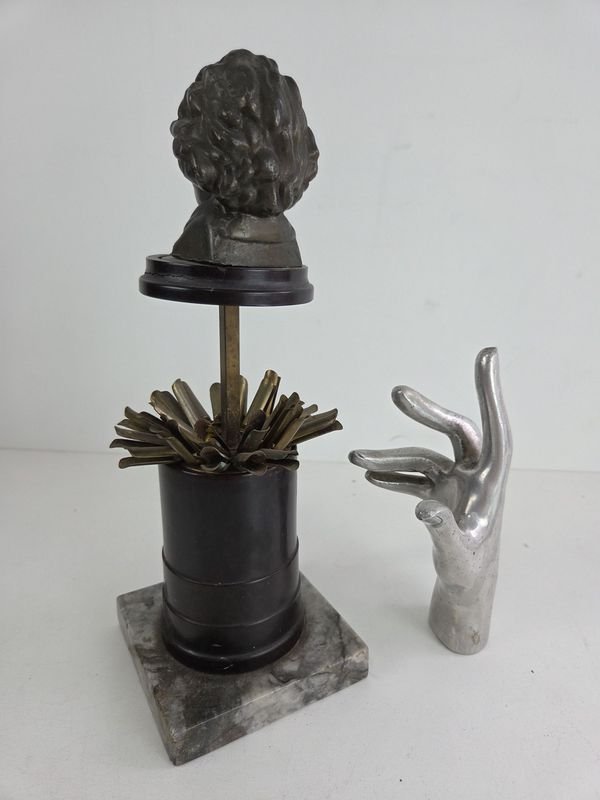 Antigua cigarrera sobre base de marmol con el rostro en petit bronce de Bethoven - imagen 3