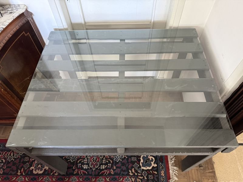 Mesa Rústica de Pallet con Tapa de Vidrio y Estructura Gris