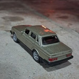 Auto Coleccionable Volvo Dorado - imagen 3
