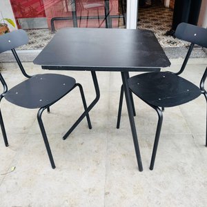 Lote #001 – Mesa de metal plegable más dos sillas de diseño en metal apilables – 60x60x72cm	Lote #001 – Mesa de metal plegable más dos sillas de diseño en metal apilables – 60x60x72cm - imagen 2
