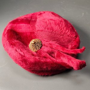 Boina Vintage "Liliana" Roja de Tela Afelpada con Aplique Metálico - imagen 5